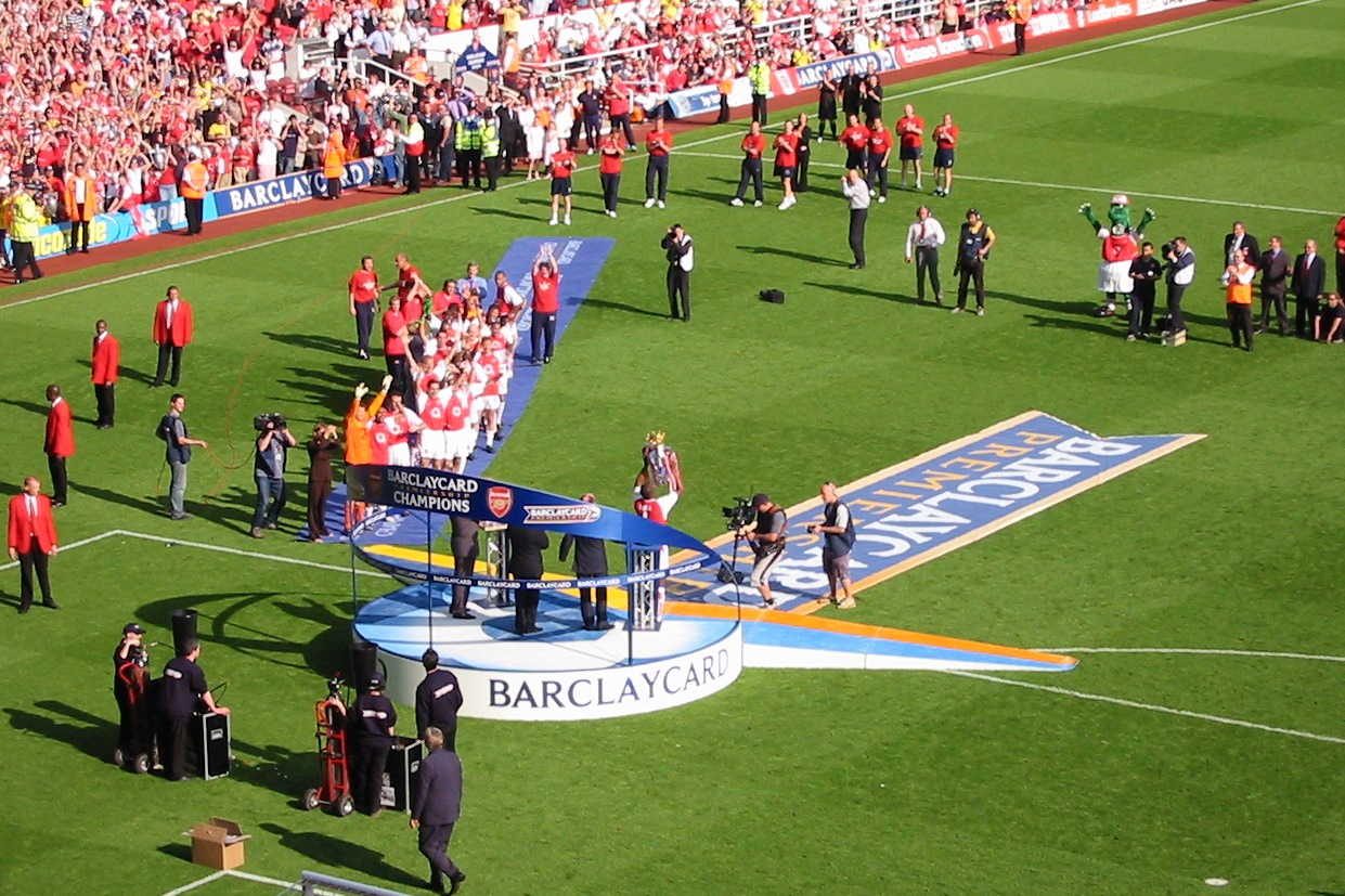 Patrick Vieira soulève le trophée de Premier League à Highbury (2004), dernier titre d'Arsenal avant 2025/26